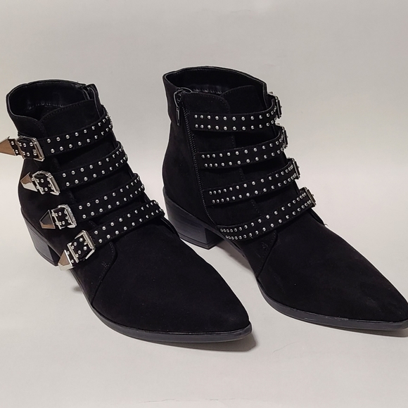 pointed toe buckle boots